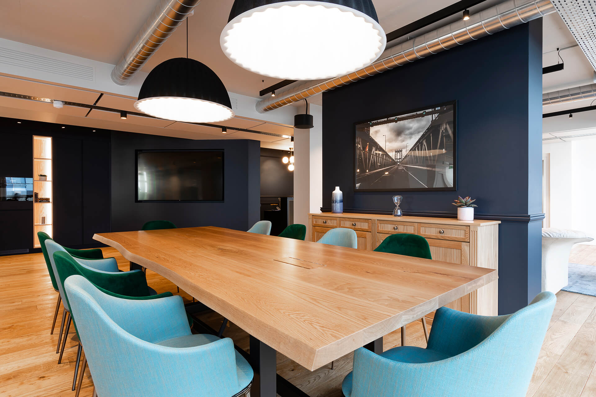 sala de reuniões de centro de negócios com mesa e aparador em madeira